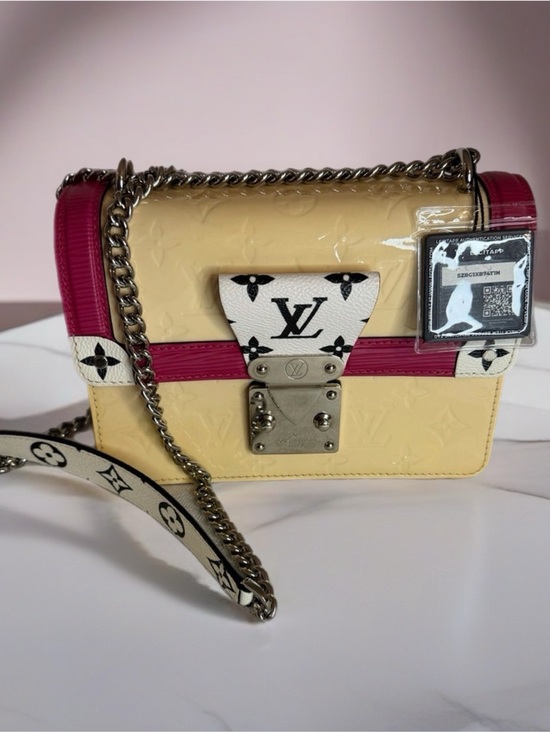 Louis Vuitton Handbags - Authentic Louis Vuitton Crème Vernis  LV Wynwood Crossbody Shoulder Bag
